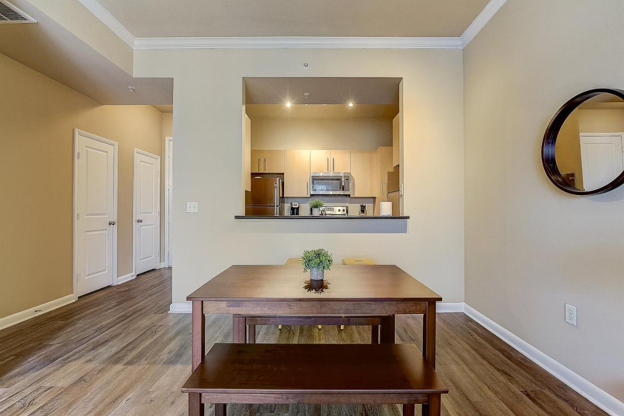 Frontdesk Oakwood Residence Apts Uptown Далас Екстериор снимка