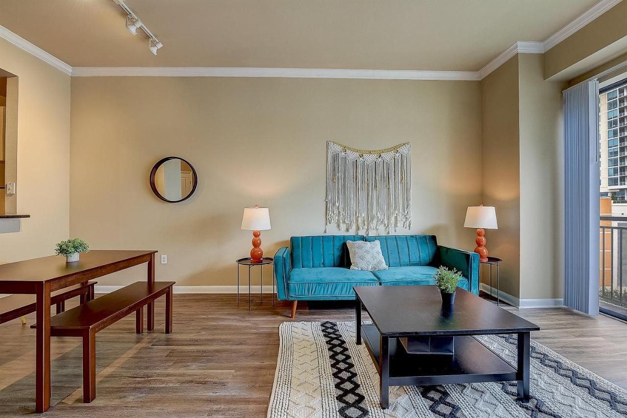Frontdesk Oakwood Residence Apts Uptown Далас Екстериор снимка
