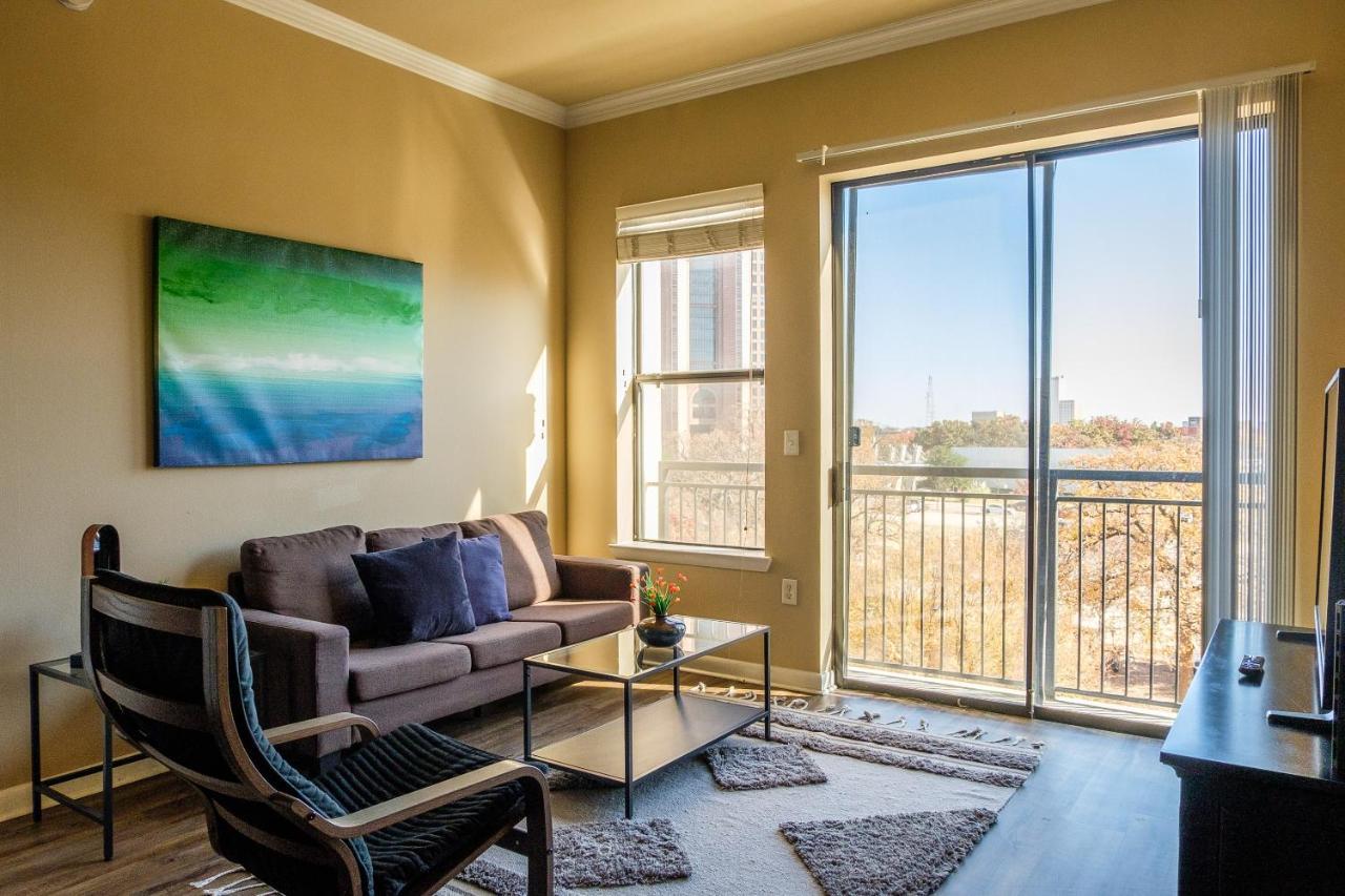 Frontdesk Oakwood Residence Apts Uptown Далас Екстериор снимка