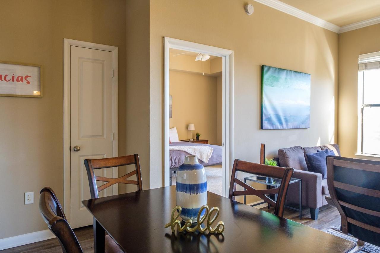 Frontdesk Oakwood Residence Apts Uptown Далас Екстериор снимка