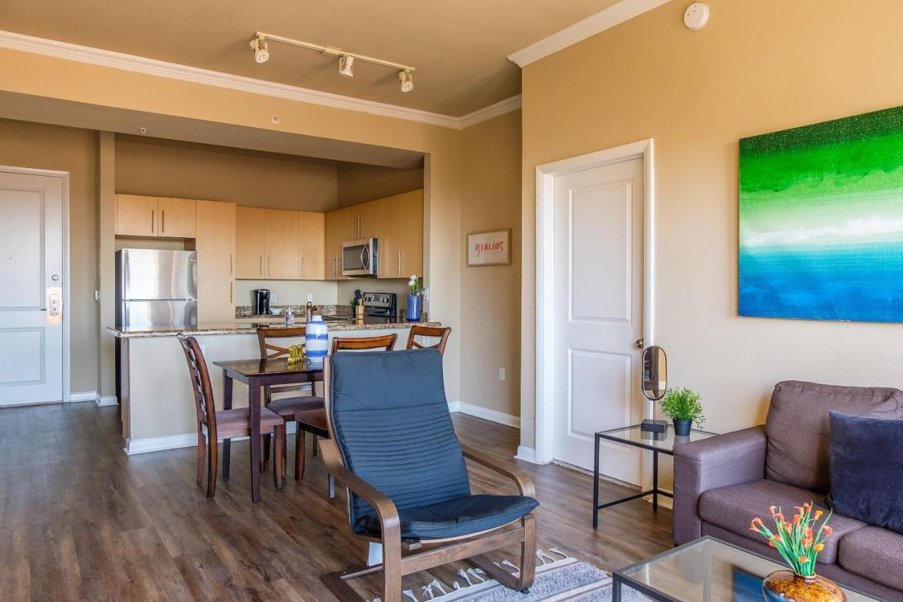 Frontdesk Oakwood Residence Apts Uptown Далас Екстериор снимка