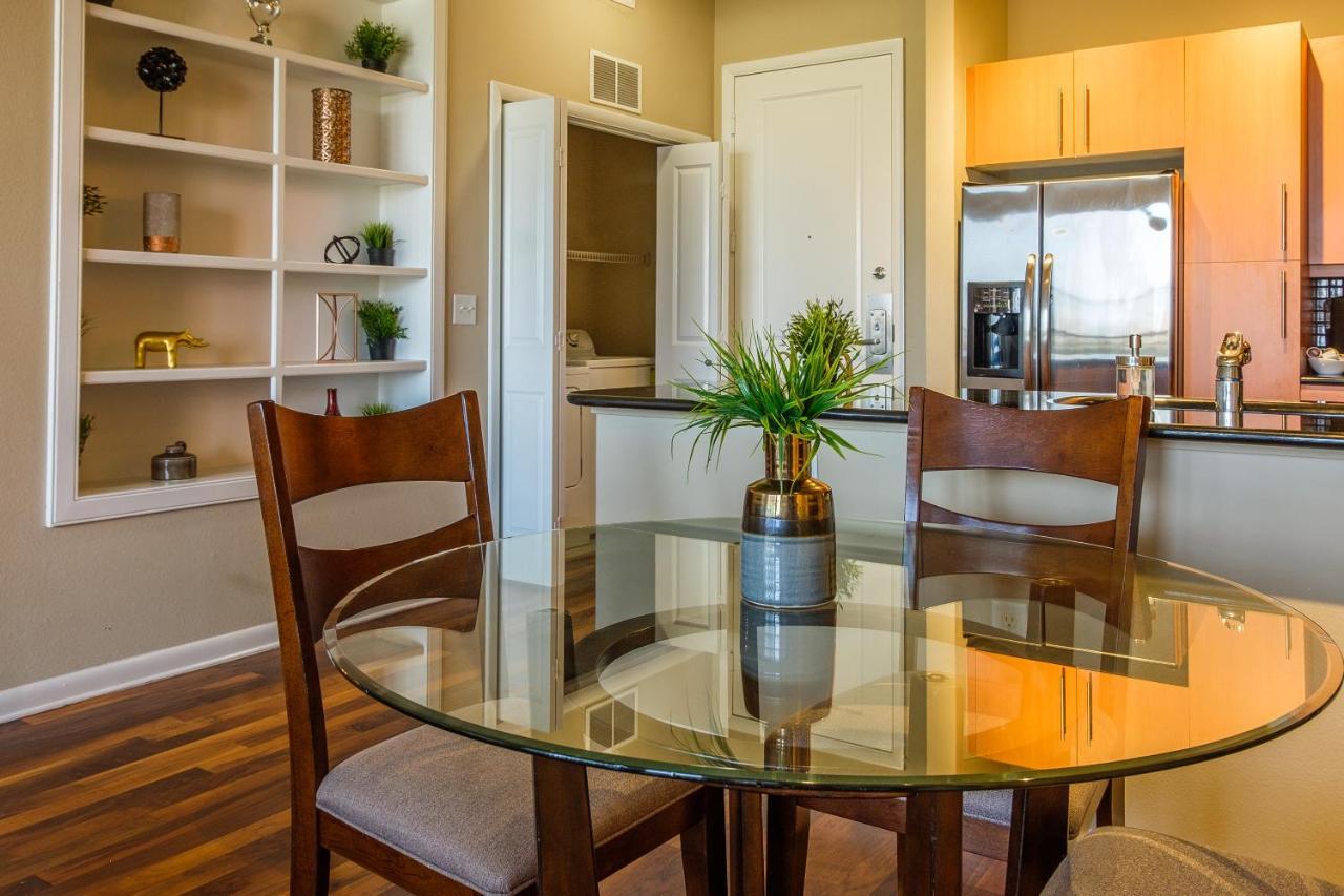 Frontdesk Oakwood Residence Apts Uptown Далас Екстериор снимка