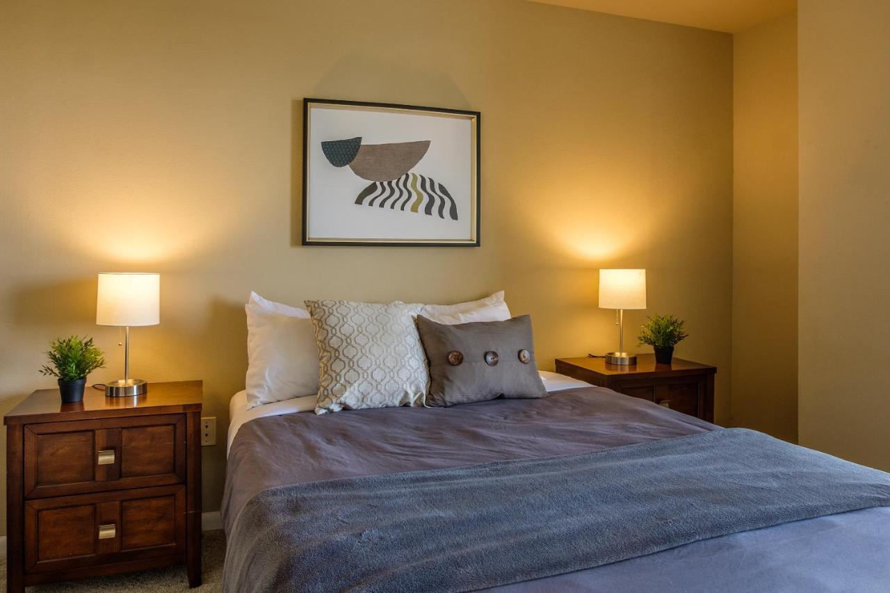 Frontdesk Oakwood Residence Apts Uptown Далас Екстериор снимка