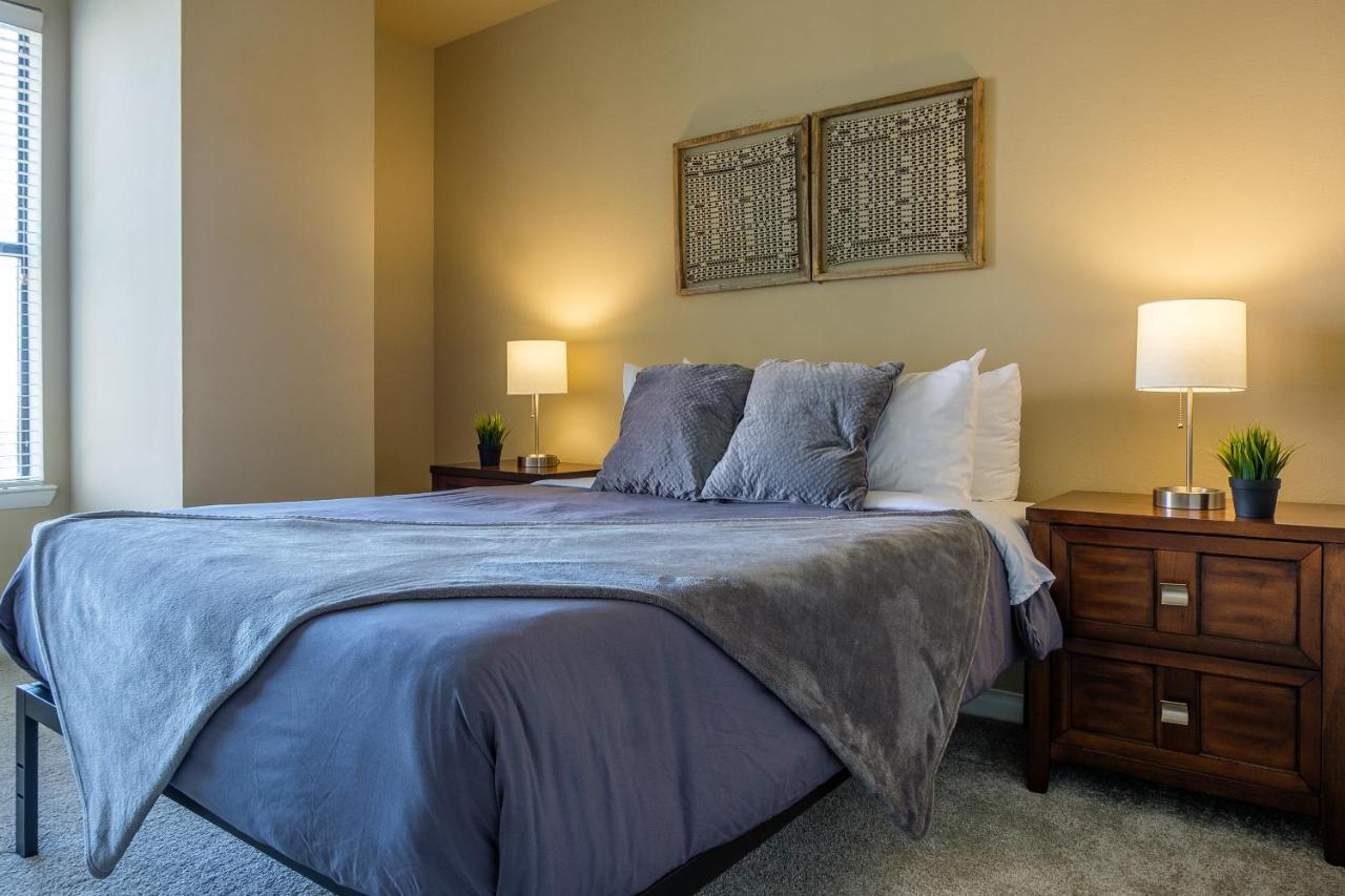 Frontdesk Oakwood Residence Apts Uptown Далас Екстериор снимка