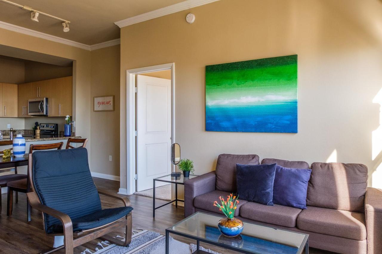 Frontdesk Oakwood Residence Apts Uptown Далас Екстериор снимка