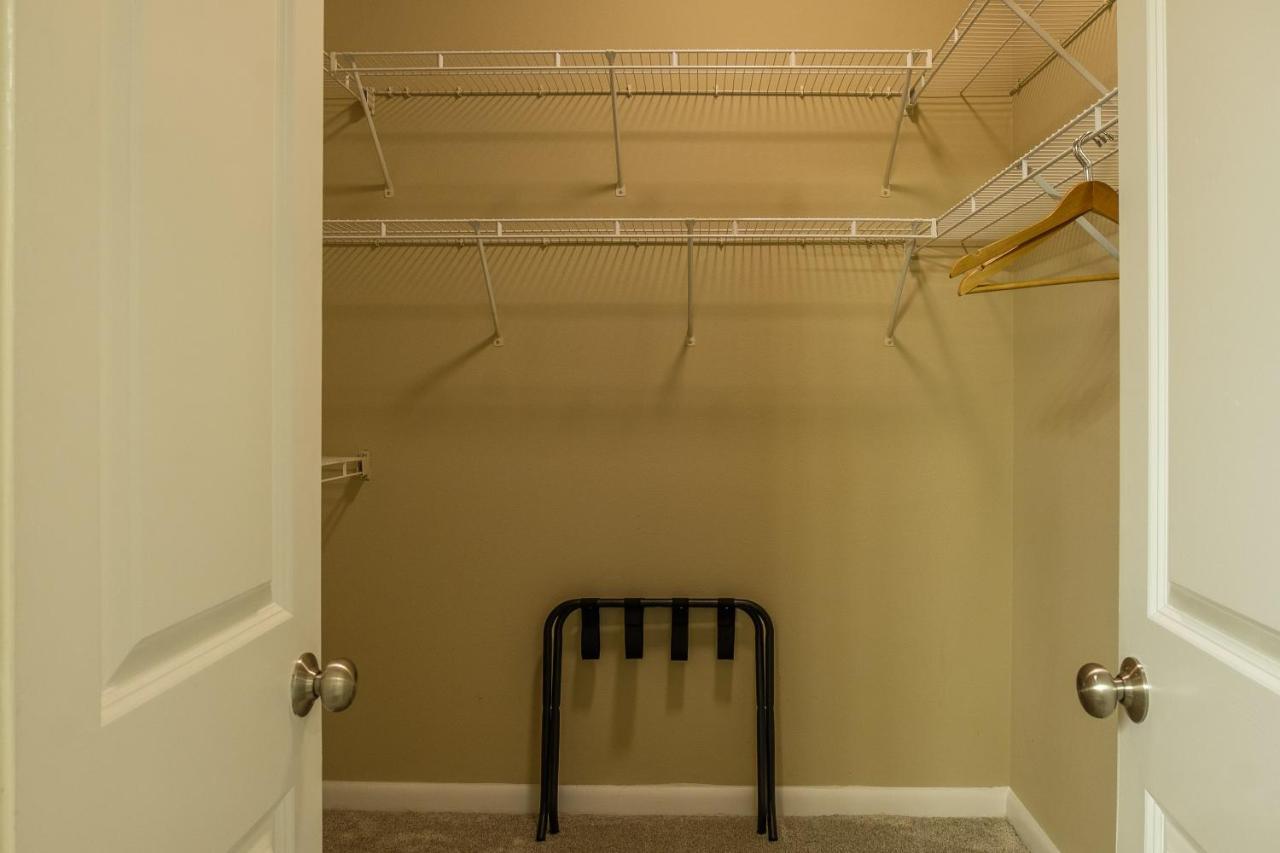 Frontdesk Oakwood Residence Apts Uptown Далас Екстериор снимка