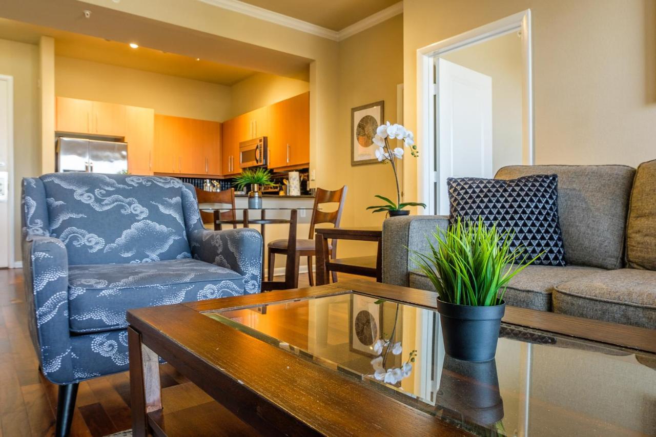 Frontdesk Oakwood Residence Apts Uptown Далас Екстериор снимка