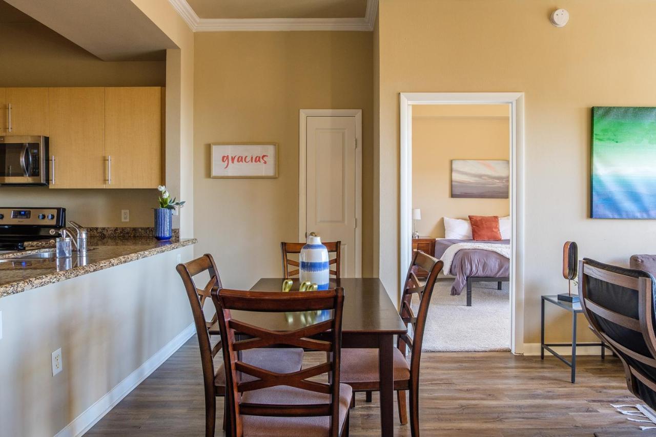 Frontdesk Oakwood Residence Apts Uptown Далас Екстериор снимка