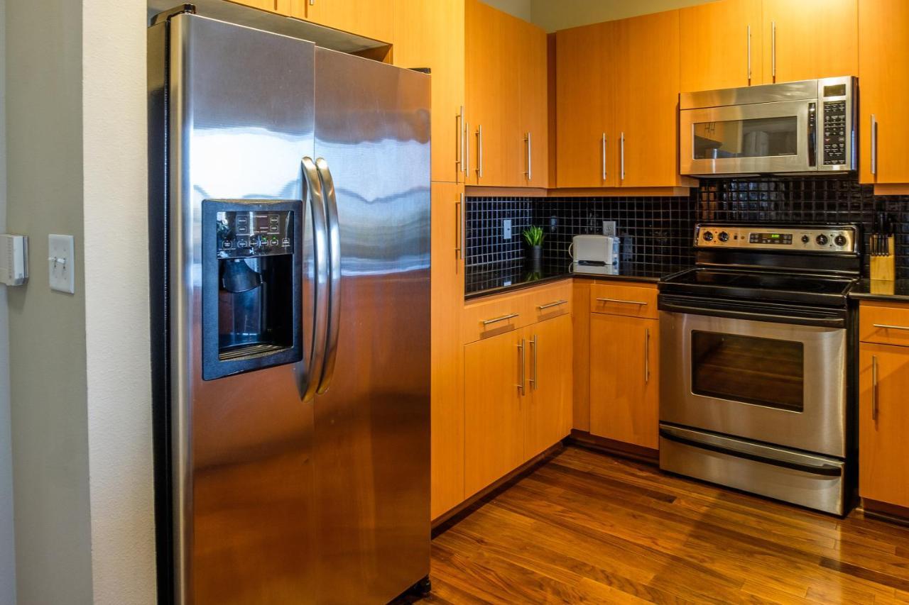 Frontdesk Oakwood Residence Apts Uptown Далас Екстериор снимка