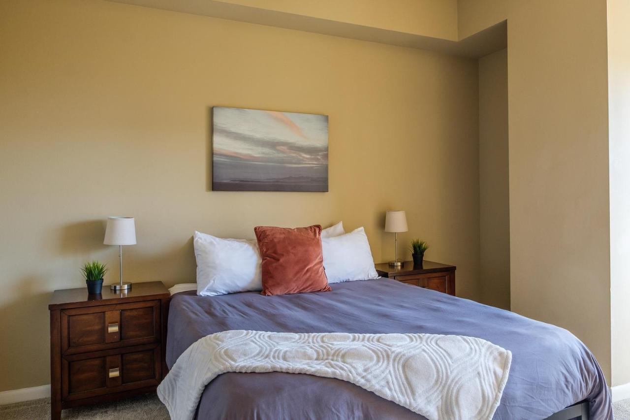 Frontdesk Oakwood Residence Apts Uptown Далас Екстериор снимка